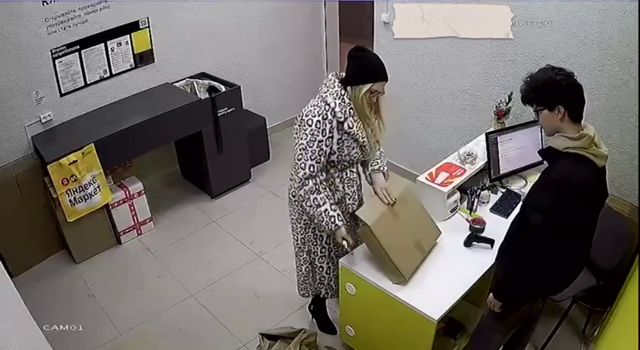 В одном из ПВЗ девушка хотела просто проверить, работает ли её новая лупа