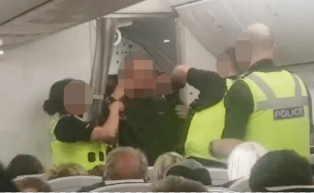 Пьяный пассажир напал на стюардесс, пытавшихся его усмирить