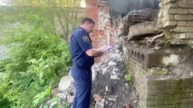 На школьниц рухнули бетонные плиты