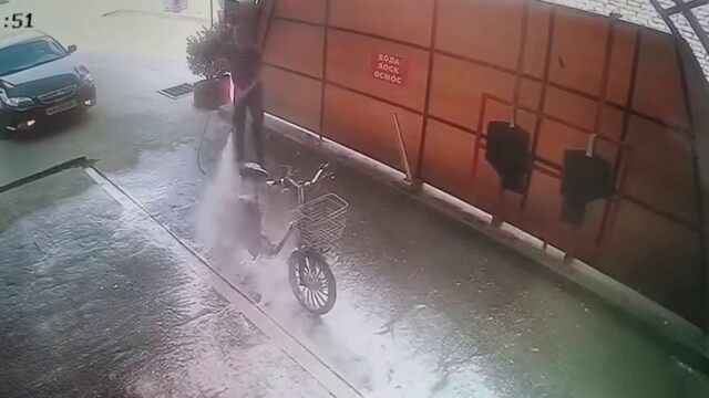 Курьер решил помыть свой электровелосипед, но тот оказался с характером