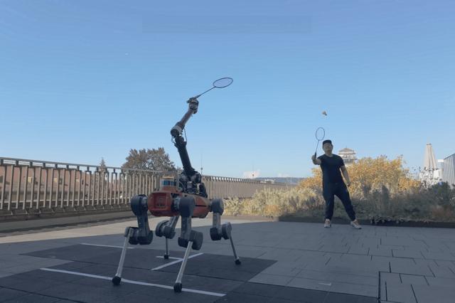 Робособака играет в бадминтон с человеком