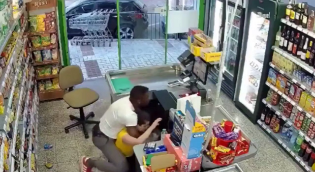 Мигрант в Испании чуть не задушил работницу магазина