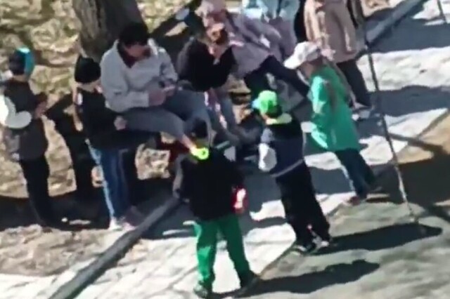В Хабаровске воспитательница таскала ребёнка по земле и ставила на него ноги
