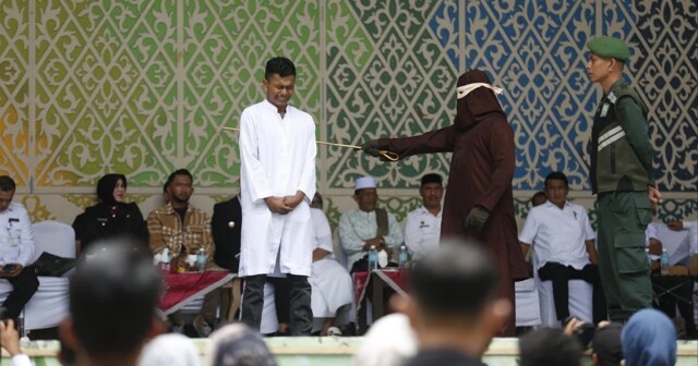 100 ударов палкой: в Индонезии пару публично наказали за секс вне брака