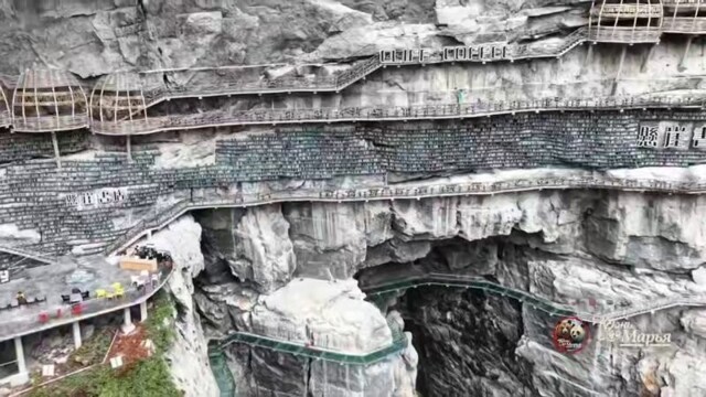 Самый необычный книжный магазин Китая расположен в скале, возраст которой 100 миллионов лет