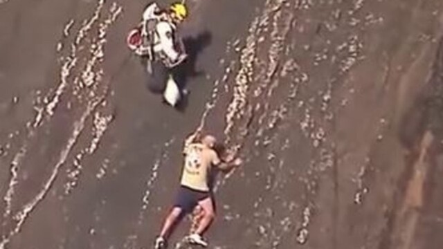 50-летний австралиец застрял на два часа на крутом склоне горы Бирва без страховки