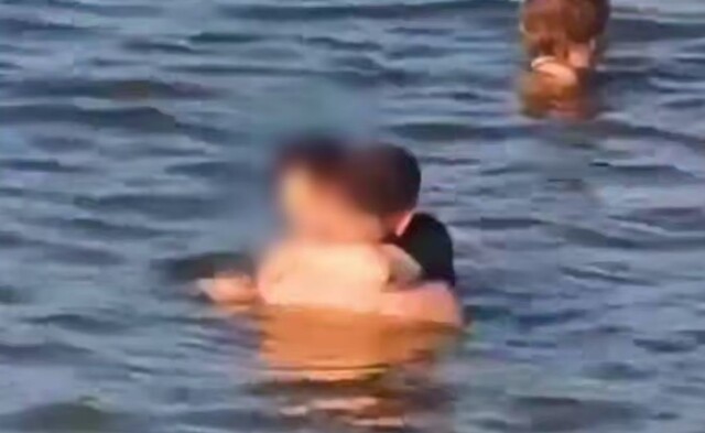 Парочка занялась сексом в воде рядом с купающимися людьми