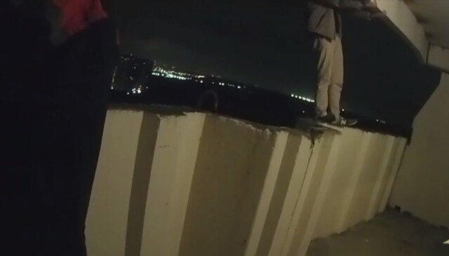 Полиция опубликовала видео спасения парня, который хотел прыгнуть с 22 этажа в Подмосковье