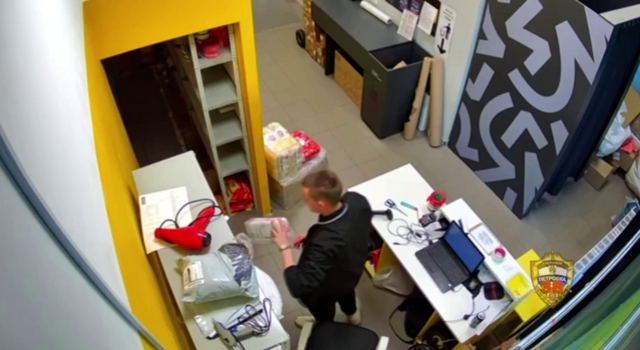 В Москве задержан 20-летний сотрудник пункта выдачи заказов, подозреваемый в крупном мошенничестве