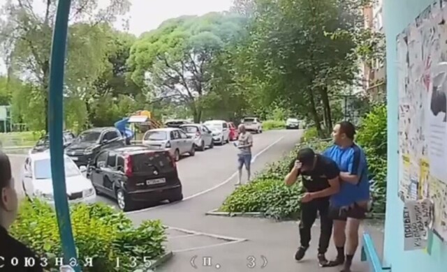 Подростки избили мужчину за сделанное замечание