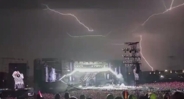 Концерт с разноцветными разрядами молний