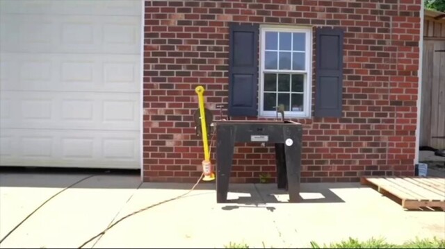 Устройство, собирающее последние капли соуса со стенок банки