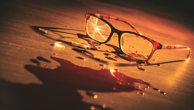 Парень по неизвестной причине ударил девушку головой о бетонный пол