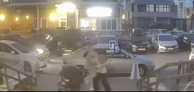 Конфликт жены и любовницы: в Барнауле  драка женщин закончилась выпавшим из коляски младенцем