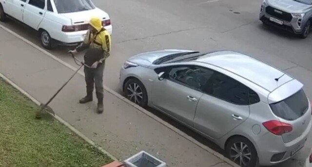 Газонокосильщик выбил стёкла у нескольких автомобилей