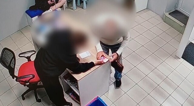 Сотрудник ПВЗ из Ейска купил себе телефон за счет пенсионера