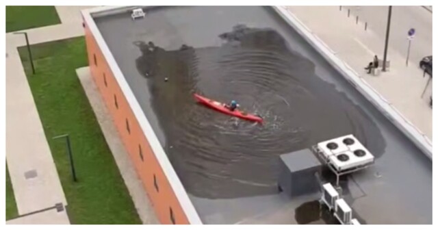 Мужчина занялся каякингом на крыше магазина