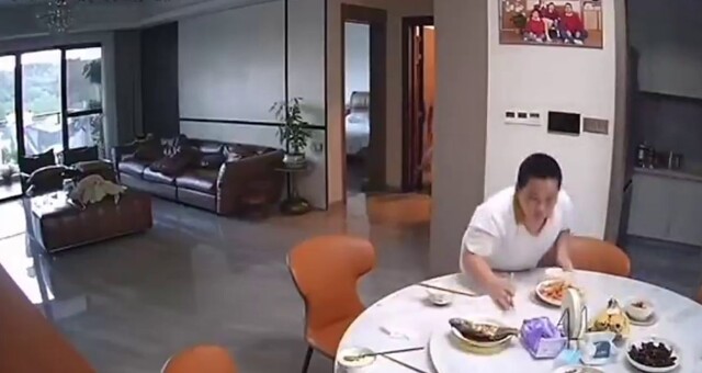 Мальчик из Китая выбежал из убежища во время землетрясения, чтобы доесть ужин