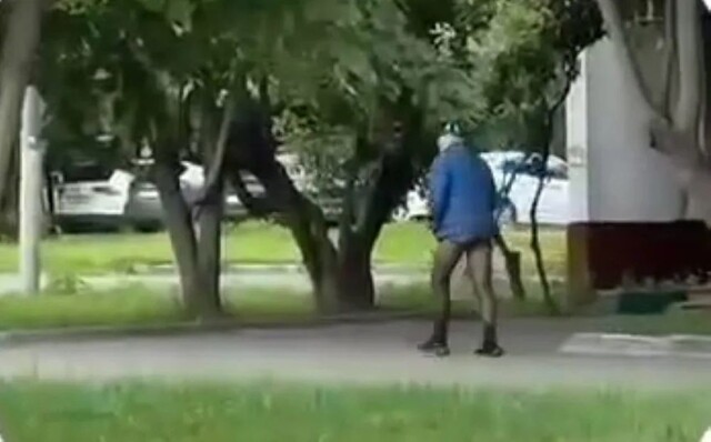 Прогулка деда в капроновых колготках попала на видео