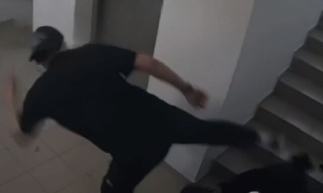 В Казахстане мужчина избил девушку в никабе в подъезде жилого дома