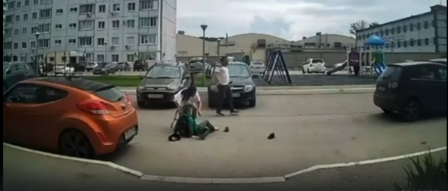 Момент наезда на ребёнка во дворе дома, Тольятти (ЧП, ДТП)