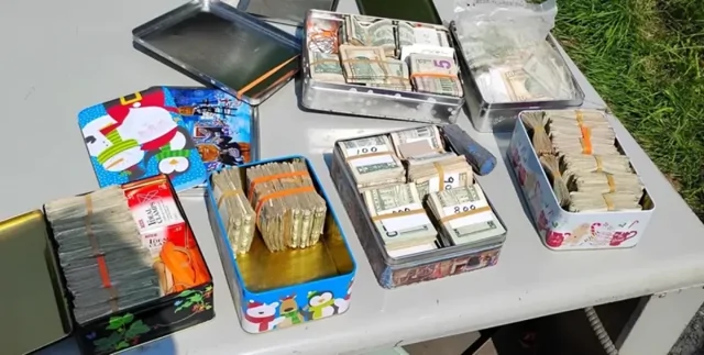 Мужчина наткнулся на тайник с деньгами и вернул их владельцу