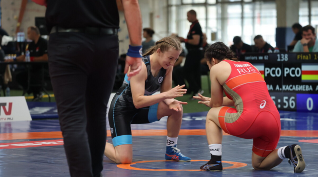 Две спортсменки попытались определить победителя финала с помощью игры «камень‑ножницы‑бумага»