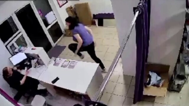Жестокие кадры битвы сотрудницы ПВЗ с надоедливым комаром