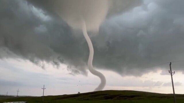 В США был замечен «танцующий» торнадо