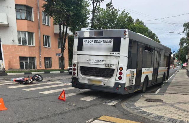 Жесткое ДТП в Ногинске: мотоциклист на красный свет врезался в автобус — один погиб на месте