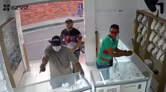Житель Колумбии оказался меж двух огней во время ограбления