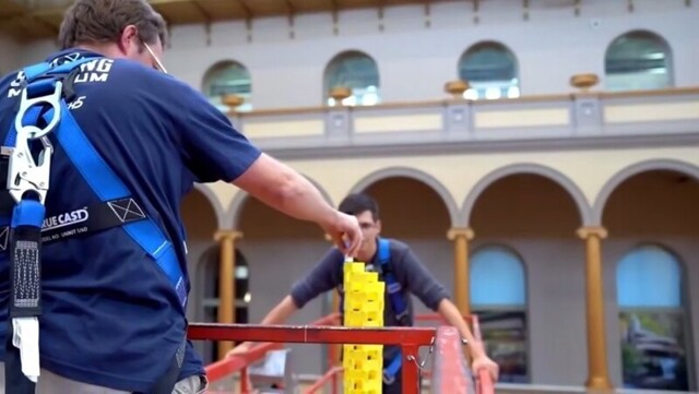 Американцы построили самую высокую башню из домино