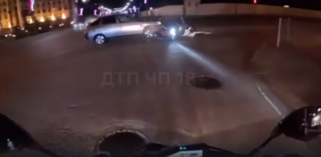 Ваз 2112 не заметил Мотоцикл и наехал на него