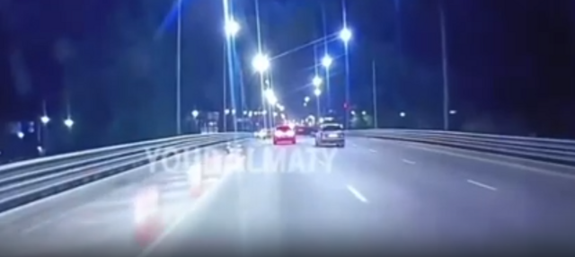 Мотоциклист врезался в рабочих после ДТП с Mercedes в Алматы