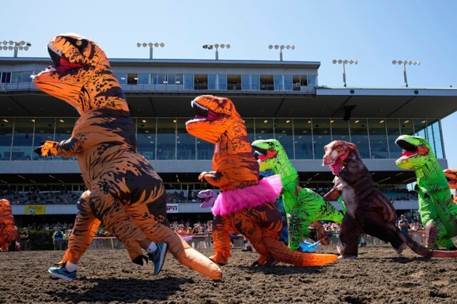 В США провели чемпионат мира по бегу в костюмах динозавров