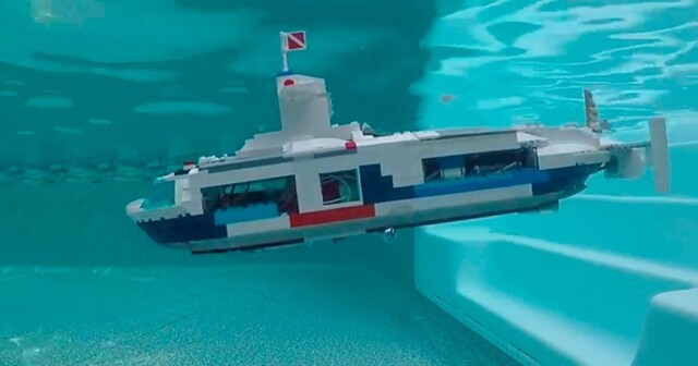 Lego-подлодка, умеющая запускать ракеты