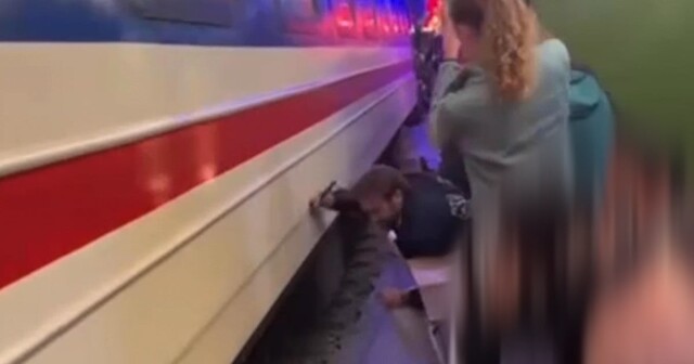 Турист чудом избежал гибели под поездом