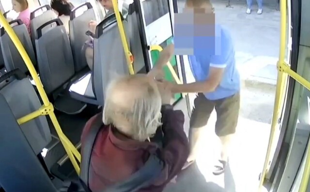 Водитель автобуса подрался с дедом, который не хотел платить за проезд