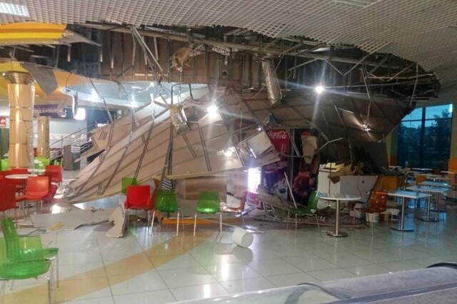 В Нягани потолок рухнул рядом с посетителями торгового центра