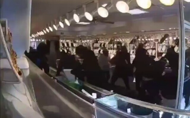 Банда грабителей оперативно обчистила ювелирный магазин