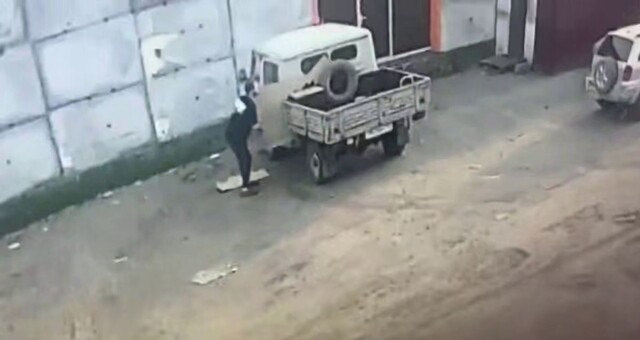 Мужчина попытался потушить загоревшийся автомобиль бензином