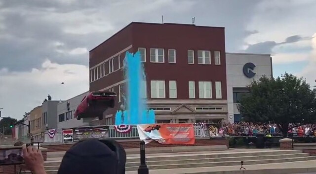 Каскадёр перепрыгнул фонтан на автомобиле