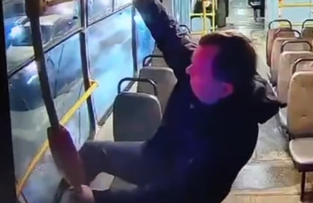 Мужчина эффектно вышел из трамвая через окно