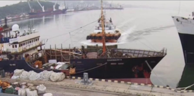 Буксир протаранил пришвартованное судно