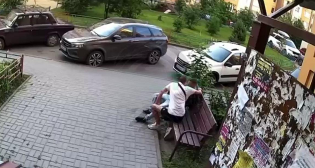 В Воронеже парень избил мужчину за шутку про походку