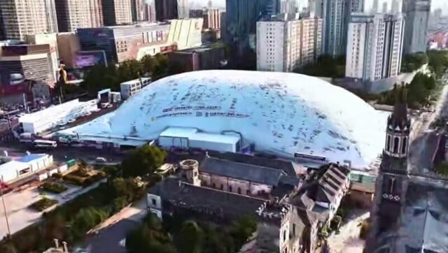 Китайцы надули гигантский защитный купол над строительной площадкой