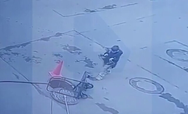 Мальчик провалился в открытый люк в Санкт-Петербурге