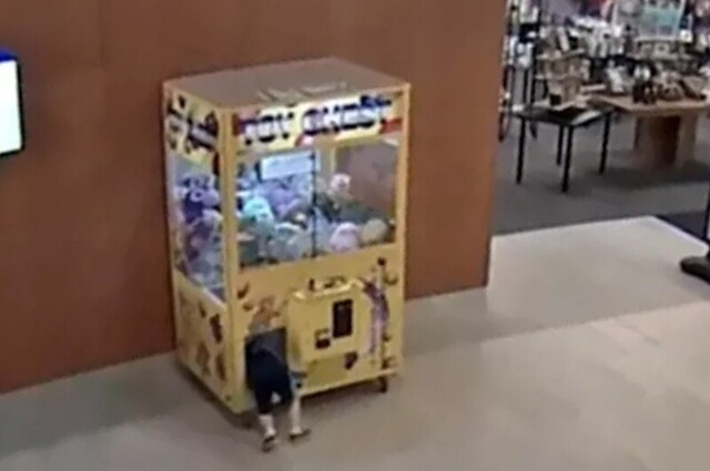 Мальчик залез в автомат с игрушками и застрял