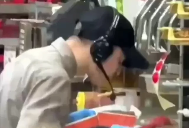 В Каменске работник «Вкусно — и точка» грубо общался с посетителями