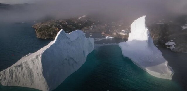 Гигантский айсберг приплыл к деревне в Гренландии